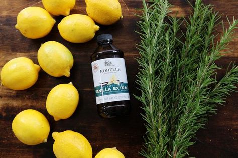 Make your house smell like Pottery Barn with this lemon, rosemary and vanilla extract    potpourri! Simmering Potpourri Recipes, Simmering Potpourri, Potpourri Recipes, Casa Clean, House Smell Good, House Smell, Cleaners Homemade, Home Scents, House Smells