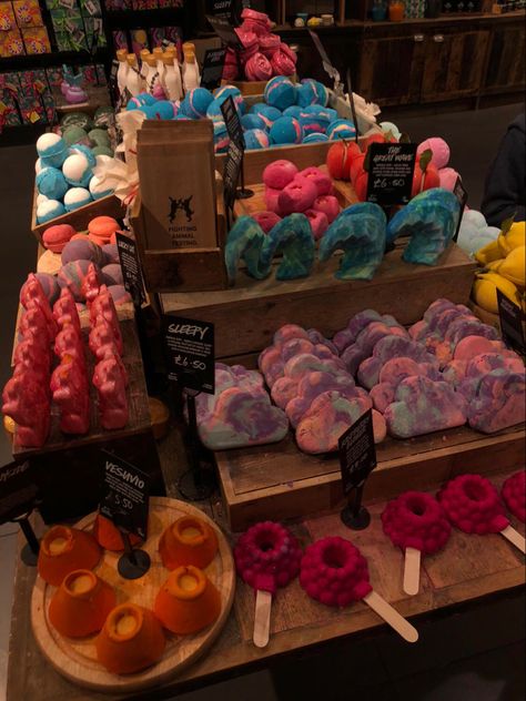 Lush Store Aesthetic, Lush Cosmetics Aesthetic, Lush Bathbomb Aesthetic, Bathbomb Aesthetic, Lush Products Aesthetic, Lush Dream Cream, Lush Shop, Lush Aesthetic, Lush Store