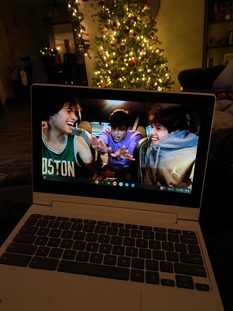 Sturniolo Triplets Fall Aesthetic, Laptop Wallpaper Sturniolo Triplets, Christmas Sturniolo Wallpaper, Sturniolos Aesthetic, Nick Sturniolo Wallpaper Aesthetic, Sturniolo Christmas Wallpaper, Sturniolo Triplets Christmas Wallpaper, Sturniolos Wallpaper, Sturniolo Triplets Wallpaper Laptop