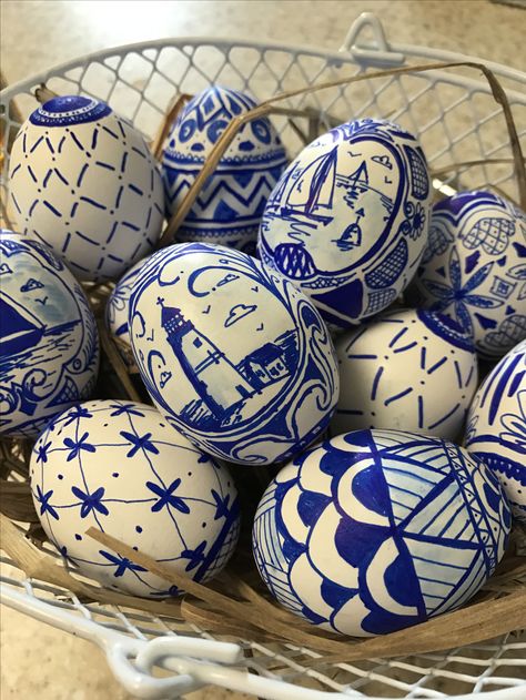 Delft - blue and white Easter eggs DIY Easter Egg Inspiration, Easter Egg Design Ideas, Egg Design Ideas, Easter Eggs Painting, Blue And White Easter, Blue Easter Eggs, Simple Easter Eggs, Easter Egg Design, Pysanky Eggs Pattern