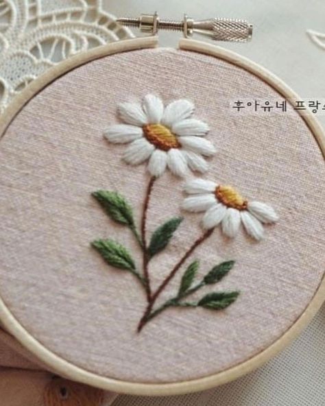 Sulaman Pita, Crewel Embroidery Kits, Hand Embroidery Videos, Hand Work Embroidery, Hand Embroidery Projects, Pola Sulam, Hand Embroidery Flowers, Japanese Embroidery, Simple Embroidery