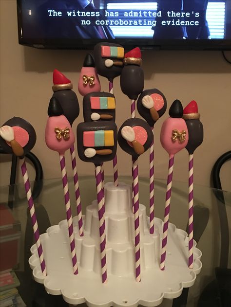 Makeup cakepops Makeup Theme Cake Pops, Up Themed Cake, Makeup Theme Cake, Make Up Birthday, Cakepops Ideas, Cupcake Pops, Up Birthday Cake, Makeup Birthday Party, Themed Cake Pops