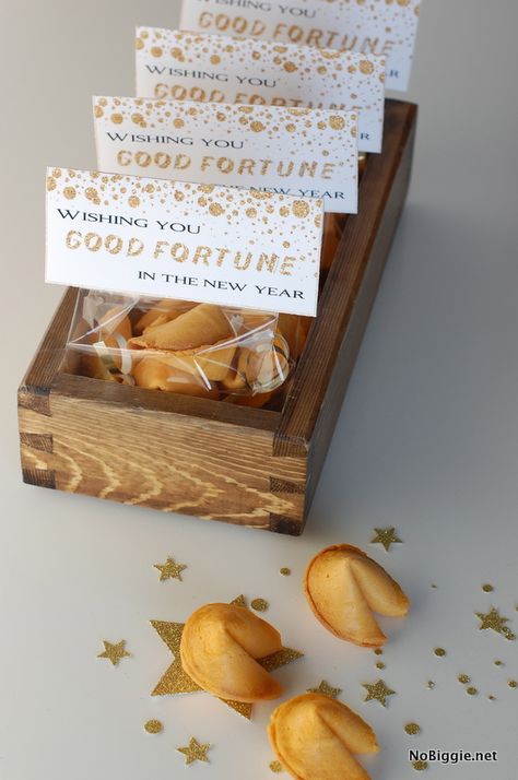 good fortune in the New Year - printable via NoBiggie.net New Years Eve Day, New Year's Food, New Years Eve Weddings, New Year's Eve Celebrations, Bag Topper, New Year's Crafts, Nye Party, New Years Eve Decorations, Fortune Cookie