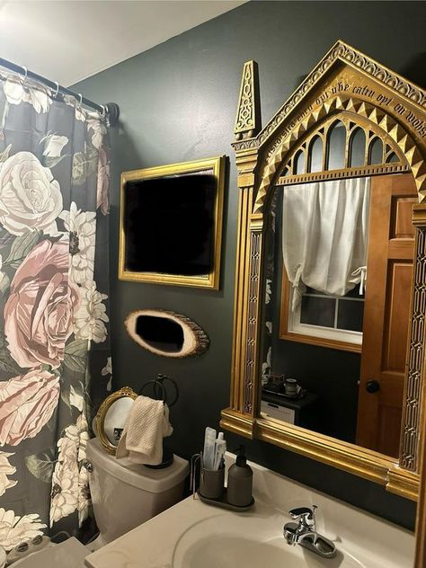 Harry Potter Inspired Kitchen, Harry Potter Toilet, Harry Potter Bathroom Ideas, Subtle Harry Potter Home Decor, Harry Potter Bathroom Decor, Harry Potter Aesthetic Room Decor, Hogwarts Bathroom, Harry Potter Themed House, Harry Potter Pottery Barn