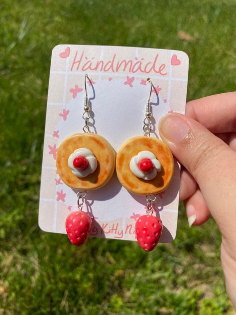 💖Details💖 These strawberry pancake earrings are handmade with polymer clay and detailed with soft pastels. They also include a clay strawberry charm attached to dangle! Both items are finished with a satin glaze and attached using metal findings and nickel free/lead free earring hooks. Earrings are sent with simple plastic backs. 💖Hooks💖  ⭐️Silver plated  ⭐️Nickel free, lead free, cadmium free  ⭐️Front Loop 💖Size💖 ⭐️Drop length - approx. 3 inches ⭐️Length - approx. 2 inches 💖Care💖 While I do my best to make my earrings durable, please try to avoid dropping or there may be some damage. Avoid swimming or showering with these earrings on. For light cleaning, use a soft, damp cloth and gently wipe the surface. These are varnished with a satin varnish, so please do not use alcohol on th Christmas Ghibli, Porcelana Fria Ideas, Cute Polymer Clay Charms, Strawberry Pancake, Jewelry Kawaii, Cerámica Ideas, Clay Diy Projects, Food Accessories, Food Earrings