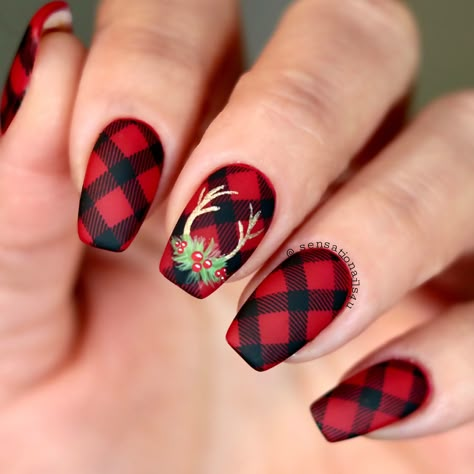 Nail Designs Plaid, Plaid Christmas Nails, Plaid Nail Designs, Plaid Nail Art, Holiday Nails Christmas, Plaid Nails, Cute Nail Art Designs, Christmas Nail Art Designs, Holiday Nail Art