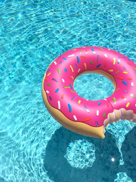 Donut floats Pool With Floats, Donut Float, Donut Pool Float, Cute Pool Floats, Summer Pool Floats, Donut Pool, Cool Pool Floats, Pool Floaties, Pool Floats