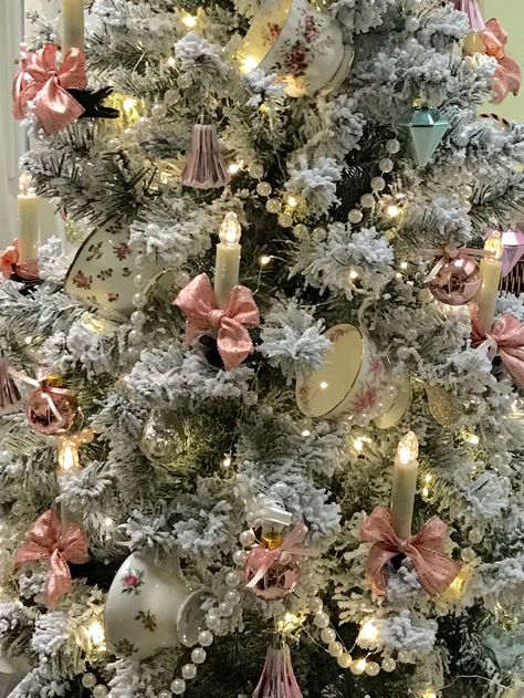 Pink Bows On Christmas Tree, Light Pink Christmas Decor, Light Pink Christmas Tree, Christmas Tree Coquette, Bridgerton Christmas Tree, White Christmas Tree With Pink Ornaments, Teacup Christmas Tree, Pink And Silver Christmas Decor, Rococo Christmas