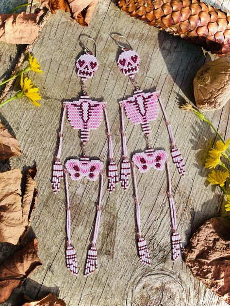 Beaded Skeleton Pattern, Skeleton Beaded Earrings, Halloween Beaded Earrings Patterns Free, Beaded Skeleton Earrings, Halloween Beading Patterns, Halloween Seed Bead Patterns, Seed Bead Earrings Ideas, Beaded Skull Earrings, Seed Bead Halloween Earrings