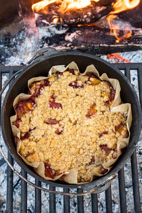 Oven Peach Cobbler, Dutch Oven Cobbler, Dutch Oven Peach Cobbler, Dutch Oven Desserts, Dutch Oven Camping Recipes, Dutch Oven Camping, Fruit Cobbler, Dutch Oven Cooking, Dutch Oven Recipes