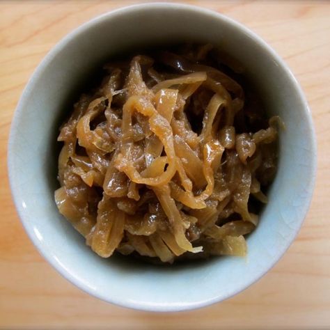 Slow Cooker Caramelized Onions | "Let your slow cooker do all the work of making beautifully caramelized onions. Freeze what you don't use right away so you'll have caramelized onions ready in a snap for soups, burgers, omelets, pizzas, and more." Slow Cooker Caramelized Onions, Caramelized Onions Recipe, Vidalia Onion, Carmelized Onions, Best Slow Cooker, Crock Pot Slow Cooker, Crock Pot Cooking, Sweet Onion, Caramelized Onions