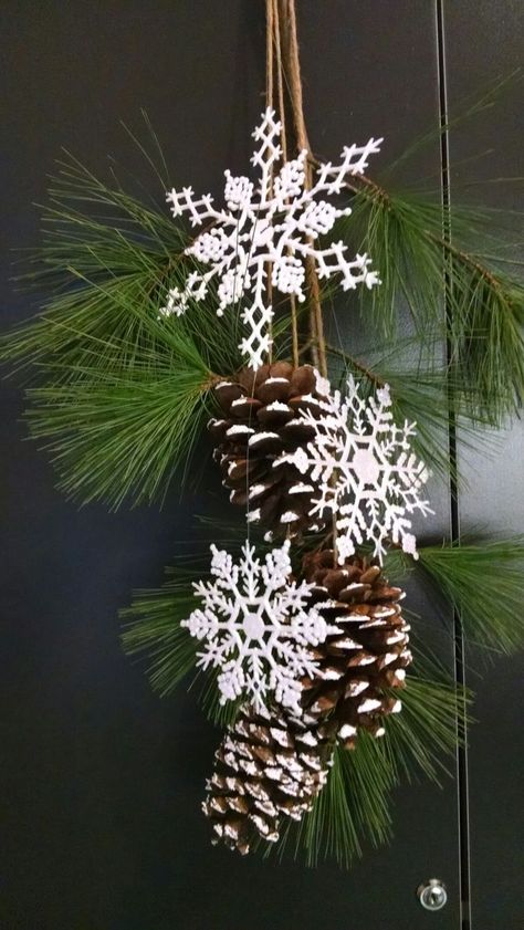 Pine Cone Tree Topper, Large Pine Cone Christmas Decorations, Pine Cone Swag, Pine Cone Trees Diy, Snowflake Swag, Pine Cone Christmas Decorations, White Pine Cone, Pinecone Crafts Christmas, Christmas Decorations Centerpiece