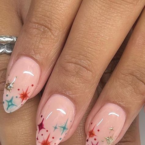 Christmas Nails Colorful, Colorful Winter Nails, Christmas Nail Art Pink, Star Christmas Nails, Christmas Nails Stars, Christmas Lights Nails Design, Summer Christmas Nails, Christmas New Years Nails, Christmas/new Years Nails