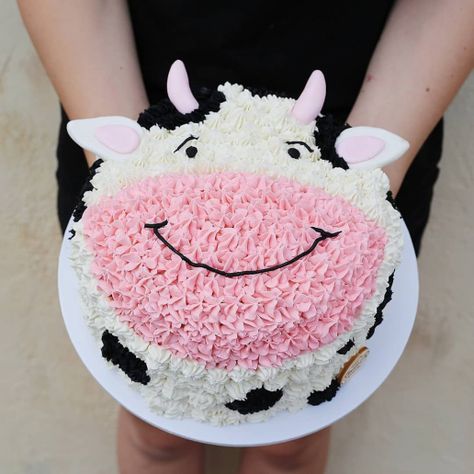 Birthday Cake For Adults, Birthday Cake Ideas For Adults Women, Cow Birthday Cake, Cow Cake, Cow Birthday Parties, Cow Cakes, Dr Seuss Birthday Party, Moo Cow, Farm Themed Birthday Party