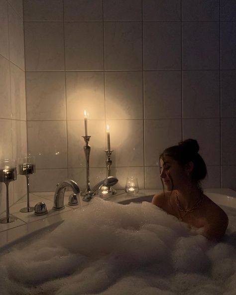 s a r a h 🦋 on Instagram: “Schaumbad yaaay🛁✨ . . . . #schaumbad #bubblebath #romantic #candellight #relax #vibes #mamor #aesthetic #schimmer #qualitytime #loveit…” Bath Aesthetic, Candle Bath, Dream House Interior, Bubble Bath, Bath Time, Shower Bath, Bathroom Interior, Take Care Of Yourself, Room Inspo