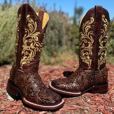 Estas botas tienen un estampado floral de herramientas en el pie de cuero. El hermoso diseño de costura le da a estas botas el toque final para completar el estilo vaquero perfecto.

11" Tubo de piel 
1.5" Tacon
Forro de res

Suela de cuero

Pull-on tirantes
Goodyear welt
Hecho En Mexico

Item: Melisa Cincelada Mexican Botas, Cowgirl Boots Square Toed, Cute Cowgirl Boots, Rodeo Boots, Country Fits, Cute Cowgirl, Chicano Drawings, Boots Square Toe, Goodyear Welt