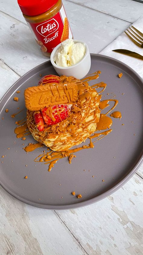 Biscoff Crepe Cake, Biscoff Hot Chocolate, Fitwaffle Biscoff Cheesecake, Lotus Biscoff Overnight Oats, Lotus Biscoff Pancakes, Biscoff Spread, Pancake Stack, How To Make Pancakes, Tasty Pancakes