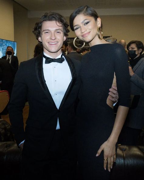 Zendaya Spiderman Homecoming, Spiderman Suits, Image Spiderman, Tom Holland Zendaya, Spiderman Homecoming, Zendaya Coleman, Fav Celebs, Awards Ceremony, Tom Holland