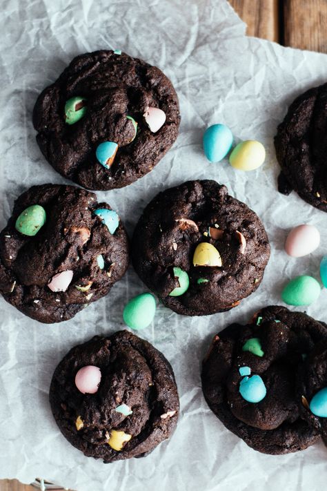 mini egg chocolate cookies (easter treats!) Honey Brownies, Mini Egg Recipes, Cadbury Mini Egg Cookies, Mini Egg Cookies, Mini Eggs Cookies, Egg Chocolate, Egg Cookies, Bake Something, No Egg Cookies