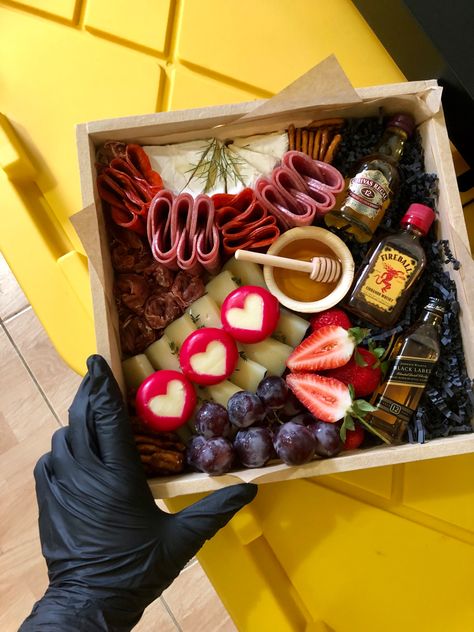 Mother’s Day Charcuterie Box Ideas, Fathers Day Charcuterie Board, Cup Charcuterie, Picnic Platter, Charcuterie Gift Box, Charcuterie Lunch, Fruit Bouquet Ideas, Charcuterie Box, Buffet Presentation