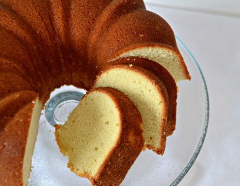 Elvis Presley’s Favorite Pound Cake Rum Cake Recipe Easy, Whipping Cream Pound Cake, Elvis Presley Cake, Rum Cake Recipe, Butter Pecan Cake, Rock Cake, Torte Cupcake, Quick Easy Desserts, Spring Desserts