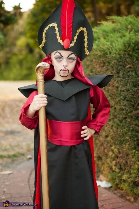 Dani: My son wanted to be Jafar for Halloween this year. I quickly made a black tunic dress with red sleeves, added the sharp shoulder with EVO foam, & made a... Villians Costumes, Jafar Cosplay, Jafar Costume, Aladdin Musical, Aladdin Jr, Potter Family, Aladdin Party, Aladdin Costume, Easy Diy Costumes