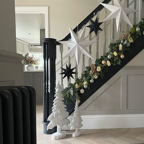 Anna Jennings | Holly Oak House (@holly_oak_house) • Instagram photos and videos Black Staircase Christmas Decor, Staircase Xmas Decor, Bannister Christmas Decor, Banister Christmas Decor, Festive Staircase, Christmas Hallways, Hall Panelling, Moles Breath, Stair Garland