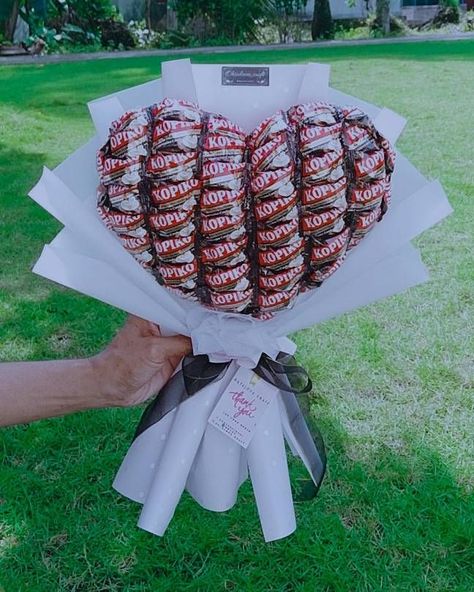 buket permen Bucket Balon, Hijab Bouquet, Snack Bouquet, Food Bouquet, Edible Wedding Favors, Flower Bouquet Diy, Diy Bouquet, Flowers Bouquet, Wedding Favors