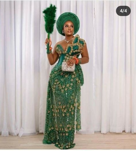 Emerald Green And Gold Traditional Wedding Attire, Igbo Traditional Attire For Ladies, Igbo Traditional Attire, Igbo Attire, Traditional Dresses African, Owambe Styles, Igbo Traditional Wedding, Couples African Outfits, Nigerian Fashion Ankara