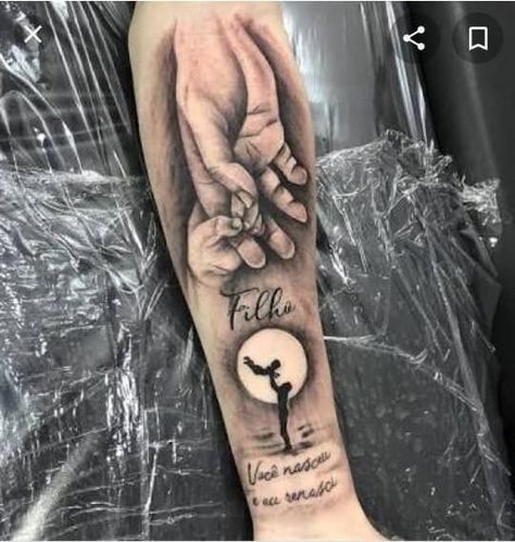 S Finger Tattoo, Baby Hand Tattoo, Baby Tattoo For Dads, Baby Tattoo Designs, Father Tattoos, Family Tattoo Designs, Men Tattoos Arm Sleeve