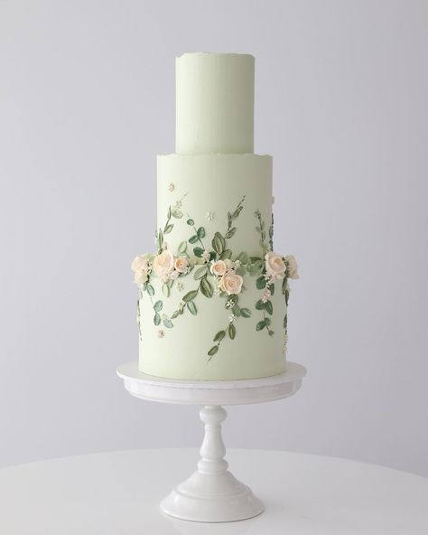 Zoë Clark Cakes on Instagram: “Sage green love! Made with Italian Meringue buttercream and palette knife painting and piping techniques. Would you like to learn how?…” Palette Knife Cupcake Decorating, Simple Wedding Cake Sage Green, Sage Green Cakes, Sage Green Wedding Cake, Sage Green Cake, Palette Knife Cake, Mint Green Wedding Cake, Wedding Cake Gold Leaf, Mint Green Cakes