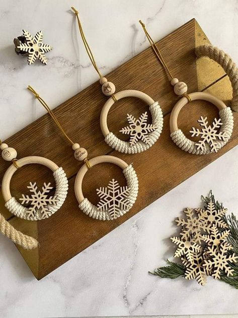 Snowflake Rings, Curtain Rings Crafts, Rings Patterns, Christmas Ambiance, Christmas Trees Ornaments, Wooden Curtain, Boho Christmas Tree, Christmas Decorations Diy Crafts, Diy Christmas Tree Ornaments