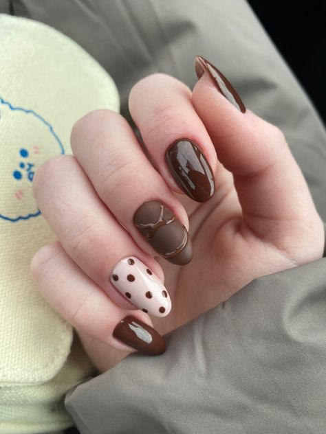 Chocolate Milk Nails, Brown Nail Ideas Chocolate, Brown Nail Art Chocolate, Minimalistic Nail Ideas, Cookies Nail Art, Cookie Nail Art, Nail Ideas Natural Nails, Chocolate Nails Design, Short Nail Looks