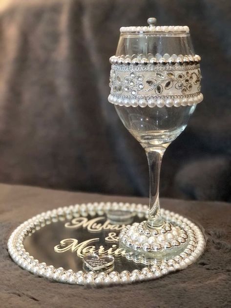 Glass decor ideas Pakistani Wedding Bride, Doodh Pilai, Wedding Glasses Diy, Glass Decor Ideas, Wedding Alter, Wedding Pen, Wedding Gift Pack, Eid Outfit, Mirror Tray