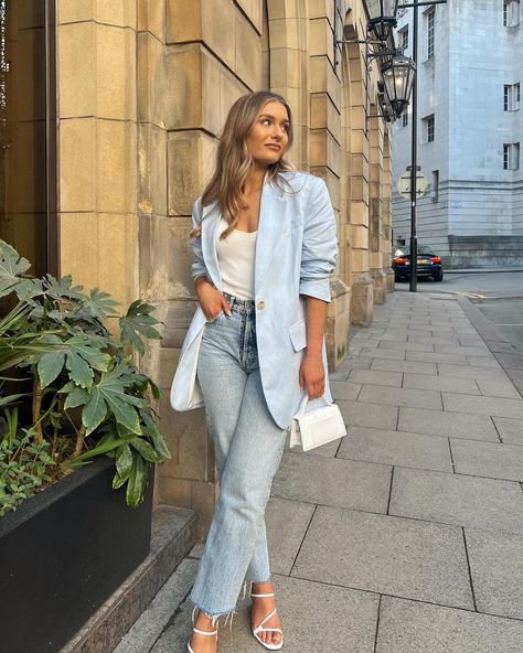 Lily Clark on Instagram: “Actually ate at the restaurant I’m forever taking pics outside of yesterday 🤘🏼 jeans are @zara ref 5862/091, blazer is old @hm but they’ve…” Lily Clark Outfits, Linen Jacket Outfit, Linen Blazer Outfit Women, Lily Clark, Clark Outfit, Linen Blazer Outfit, Oversized Jacket Outfit, Romantic Style Outfit, Pics Outside