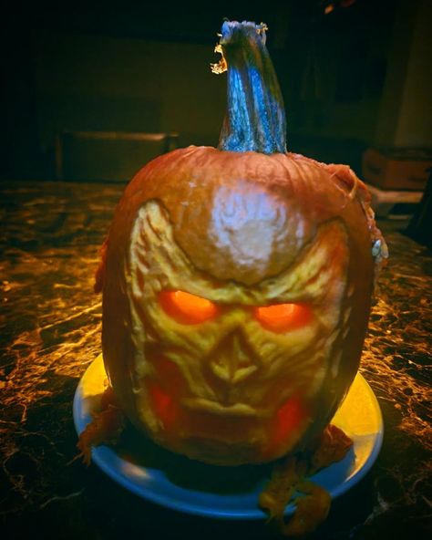 Vecna from Stranger Things 4 in pumpkin form. #StrangerThings #vecna #pumpkingcarvingideas Stranger Things 4, Pumpkin Design, Pumpkin Carving, Stranger Things, Pumpkins, Carving, Holiday Decor, Art