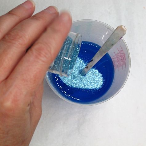 adding glitter to transparent blue resin Things To Put In Resin, Resin Videos, Resin Tools, Resin Techniques, Tools Shop, Clear Casting Resin, Resin Art Supplies, Diy Galaxy, Resin Planters