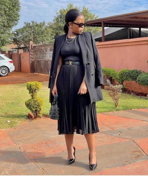 Black Pleated Skirt Office Outfit, Meeting Attire For Women, Black Chiffon Skirt Outfit, All Black Church Outfit, Outfit Jupe Plissee, Winter Church Outfits Black Women, Pleated Dress Outfit Classy, Black Women Church Fashion, Plated Skirts