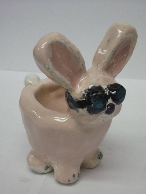 pinch pot bunny Pottery Ideas For Kids, Pinch Pot Projects, Pinch Pot Creatures, Animal Pinch Pots, Pinch Pot Animals, Pottery For Kids, Elementary Clay, Pot Animals, Animals Clay