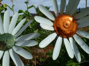 Metal daisies out of mini blind slats and pot lids. cute idea Diy Metal Flowers, Indoor Gate, Giant Daisy, Metal Flowers Garden, Tin Can Flowers, Unique Garden Art, Tin Flowers, Garden Junk, Fence Art