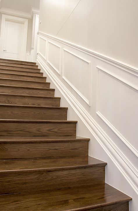 Unusual Stairs, Skirting Design, Staircase Molding, Banister Remodel, Stairs Skirting, Stair Paneling, Wainscoting Stairs, Italian Kitchen Decor, Stair Makeover