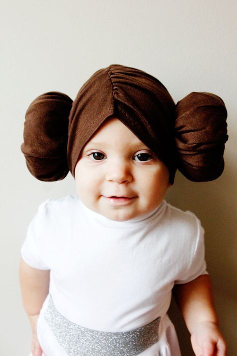 Make a DIY Princess Leia Baby Costume with this simple tutorial. Using FREE downloads, this costume is a great Halloween costume for all the Star Wars fans out there! || See Kate Sew #starwars #diystarwars #diyhalloweencostumes #seekatesew Princess Leia Belt, Princess Leia Costume Diy, Baby Yoda Costume, Diy Princess Costume, Yoda Costume, Princess Leia Costume, Lego Costume, Leia Costume, Great Halloween Costumes