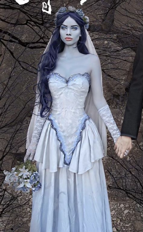 Corpse Bride Flower Crown, Corpse Bride Outfit Aesthetic, Halloween Costumes Emily Corpse Bride, Goth Costumes Halloween, Corpus Bride Costume, Corpse Bride Costume Aesthetic, Intricate Halloween Costumes, Corpes Bride Costumes, Bride Corpse Costume