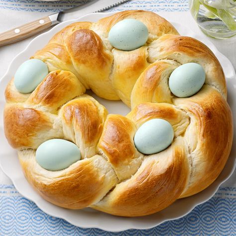 Italian Easter Egg Bread, Italian Egg Bread, Easter Bread With Eggs, Easter Egg Bread Recipe, Easter Egg Bread Braid, Paskah Easter Bread, Yeast Desserts, Abruzzese Recipes, Easter Bread Recipes