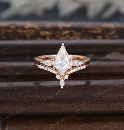 Kite Shaped Engagement Ring White Gold, Kite Cut Engagement Ring, Kite Engagement Ring, Marquise Cut Diamond Ring, Marquise Cut Engagement Ring, Rose Gold Engagement Ring Vintage, Unique Engagement Ring Settings, Ring Bands, Moissanite Engagement Ring Set