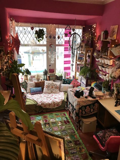 Shared Apartment Ideas, Studio Divider Ideas, Boho Art Studio, Maxamilist House, Maximalist Room Aesthetic, Hot Pink Art, Whimsical Living Room, Website Maker, Creative Woman