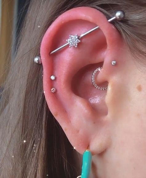 Peircings Women Ear Industrial, Daith And Industrial Piercing, Ear Piercing Ideas With Industrial, Bar Piercing Ear, Transversal Piercing, Industrial Piercing Aesthetic, Cute Industrial Piercing, Piercing Transversal, Industrial Piercings