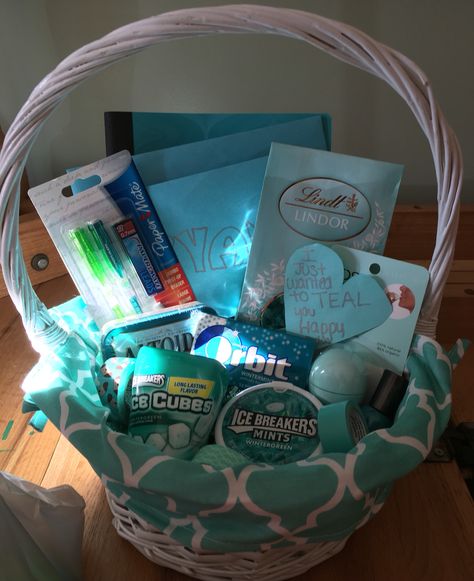 Teal Gift Box Ideas, Mint Green Gift Basket Ideas, Teal Gift Basket Ideas, Blue Things Gift, Blue Gift Basket, Homemade Gift Boxes, Candy Gift Baskets, Diy Best Friend Gifts, Best Gift Baskets