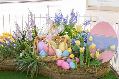 Easter Egg Backdrop, Easter Garden Decorations, Easter Arch, Easter Display Ideas, Easter Display, Easter Backdrop, Easter Backdrop Ideas, Easter Floral Decorations, Easter Photo Booth