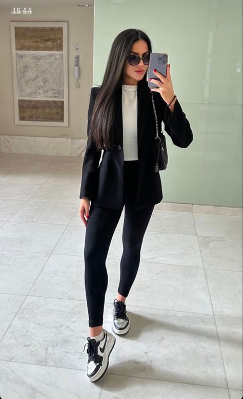 Solid Black Outfits, Outfits Sabado Dia, Black And White Sneakers Outfit, Cute All Black Outfits For Work, Blazer And Sneakers Outfit, Outfits Leggins, Cute Professional Outfits, White Sneakers Outfit, Sunday Outfit